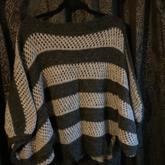 Flowy, balloon sleeve, open weave, acrylic wool blend sweater. - Picture 3 of 5